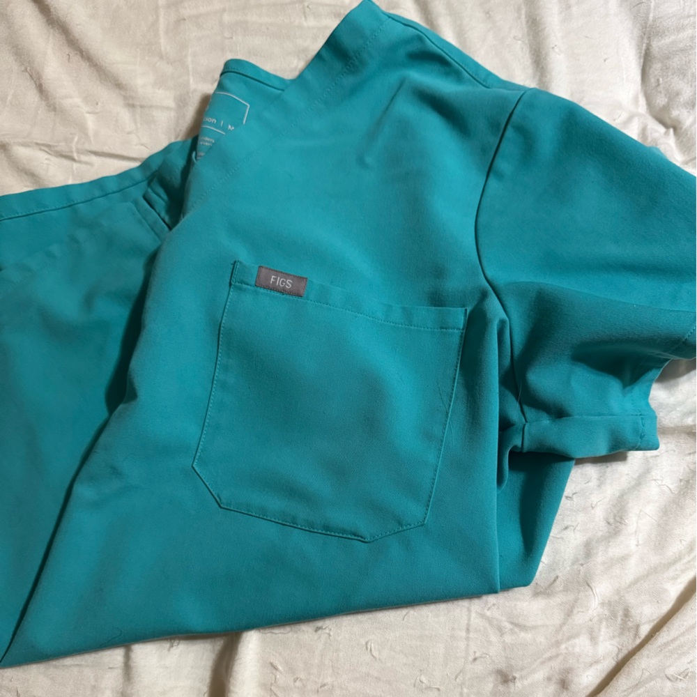 Figs medium scrub top